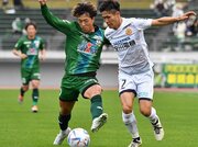 ＦＣ岐阜×北九州＝後半、相手と競り合うＦＣ岐阜のＦＷ村田＝長良川競技場