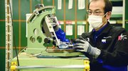 ゴルフクラブの工場で、１ミリ以下の精度でヘッドの角度を調整する職人＝養老郡養老町高田、ミズノテクニクス