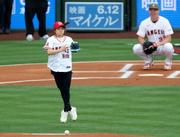 　米大リーグ、エンゼルス―ドジャース戦で始球式を務めるフィギュアスケート女子の島田麻央。マウンド手前でジャンプを披露してから投球した＝アナハイム（共同）