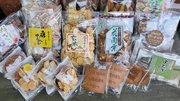 定番の落花生入りをはじめ、多種多様な八百津せんべい