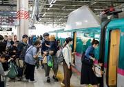 　ゴールデンウイーク最終日、利用者で混雑するＪＲ仙台駅の東北新幹線ホーム＝６日午前