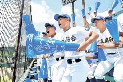 メガホンを手に大声で応援する伊藤潤さん＝長良川