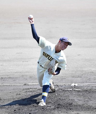 市岐阜商×県岐阜商＝力投する市岐阜商のエース森＝長良川