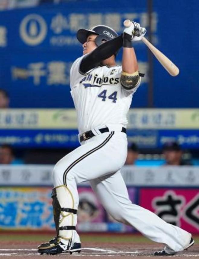 　１０回オリックス無死満塁、頓宮が勝ち越しの右犠飛を放つ＝ＺＯＺＯマリン