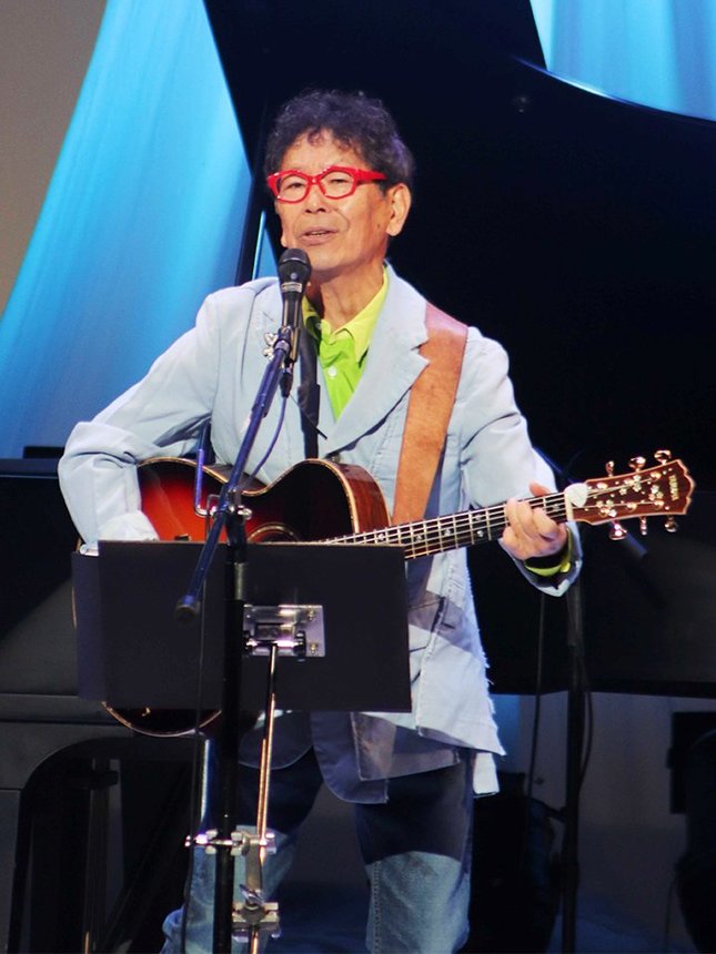 ヒット曲で聴衆を沸かせた南こうせつさん＝岐阜市美江寺町、ぎふしんフォーラム