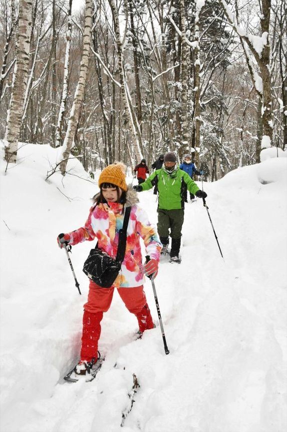 スノーシューを履いて雪の中を進む参加者＝高山市奥飛騨温泉郷神坂