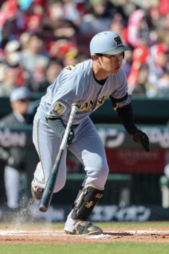 　７回、右前に適時打を放つ阪神・中川＝マツダ