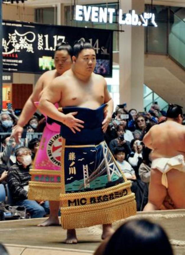 　「グランフロント大阪」で開催された大相撲イベントで、土俵入りする藤ノ川（手前）＝１日、大阪市北区