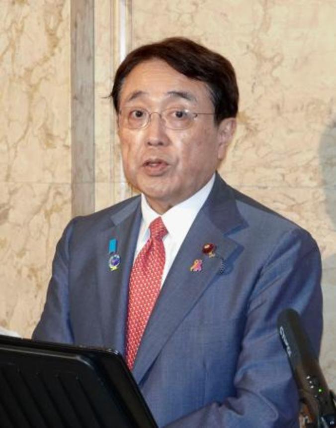 　閣議後に記者会見する赤沢経産相＝１６日午前、国会