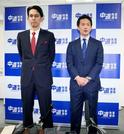 　報道陣の取材に応じる中道改革連合の階猛氏（左）と小川淳也氏＝１３日午前、東京・永田町の党本部