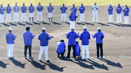 　ナゴヤ球場での秋季キャンプを終え、手締めをする中日の選手ら