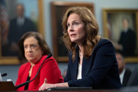 　米下院歳出委員会の小委員会の公聴会に出席した米連邦最高裁のケーガン（左）、バレット両判事＝１４日、ワシントン（ＡＰ＝共同）