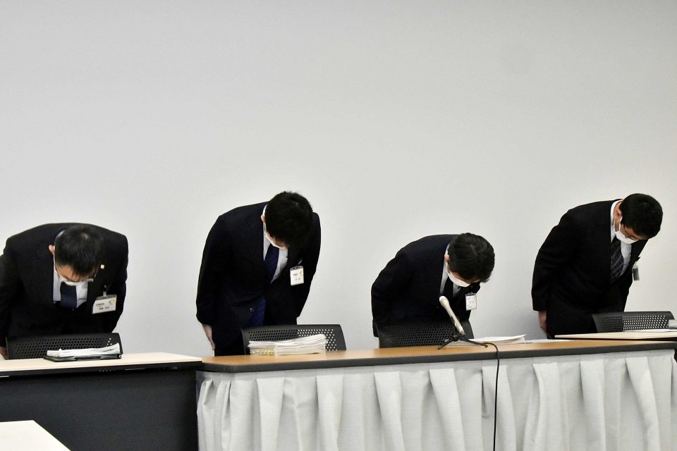 教員の懲戒処分を受け、記者会見で謝罪する県教育委員会の職員＝２４日午後、県庁