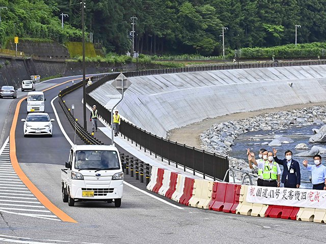 昨年の豪雨災害から１年を経て、片側交互通行が解消された国道４１号。右側は飛騨川＝２８日午前７時１分、下呂市小坂町門坂
