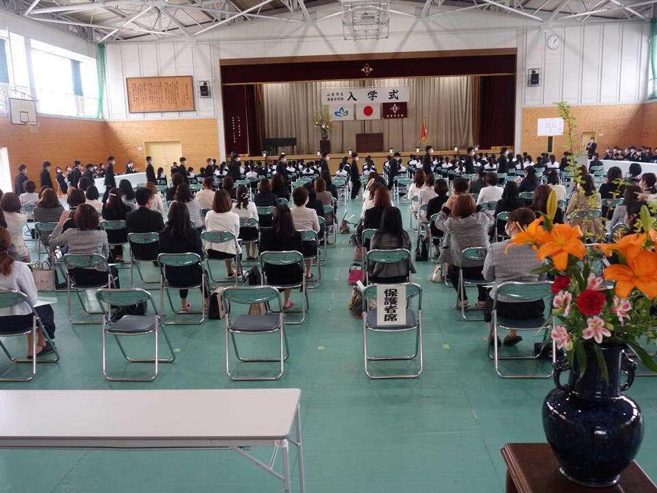 新型コロナウイルス感染予防のため、簡略化して行った入学式＝山県市高富、高富中学校