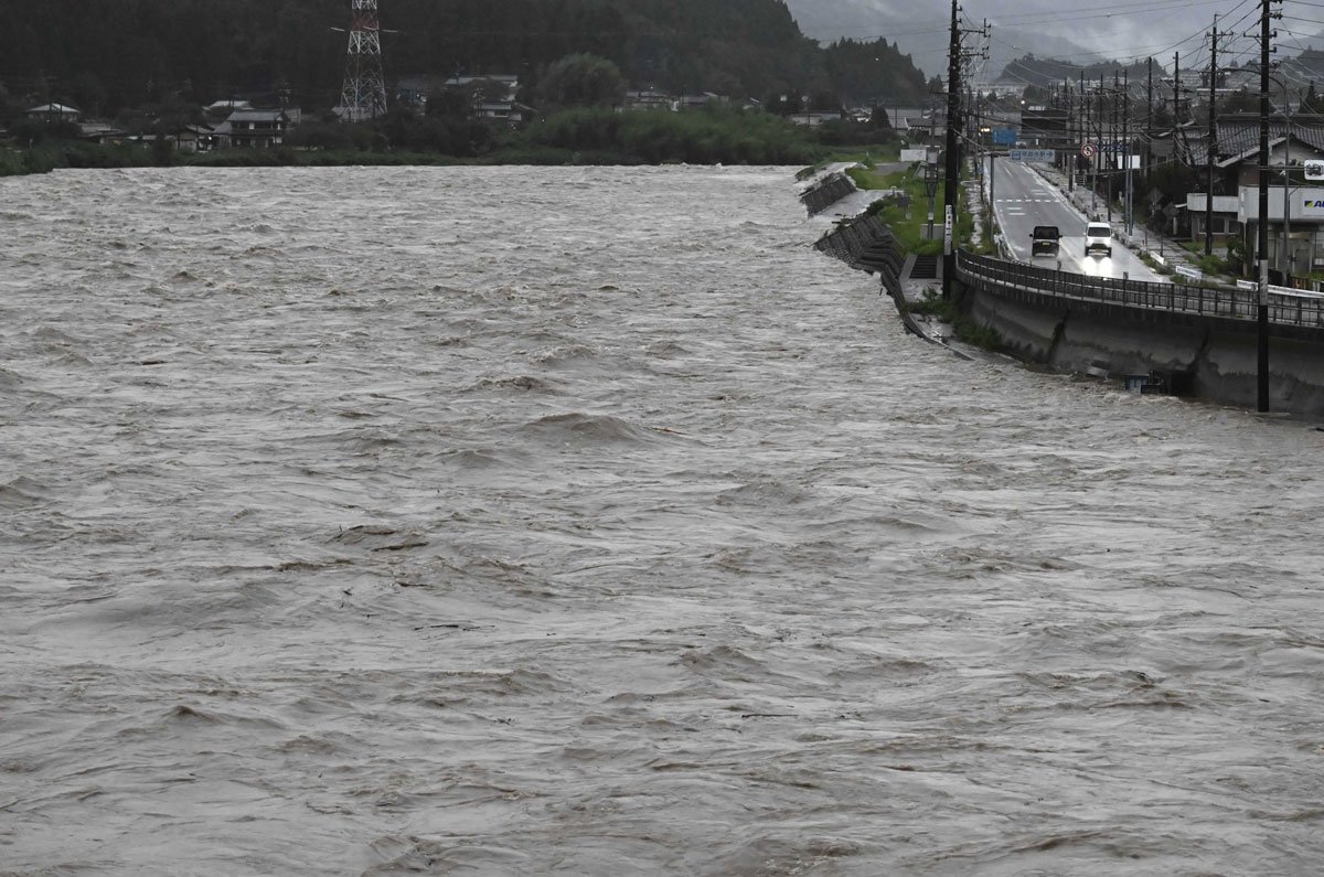 大雨で増水した飛騨川。右は国道４１号＝９日午後４時５５分、下呂市萩原町中呂（撮影・堀尚人）