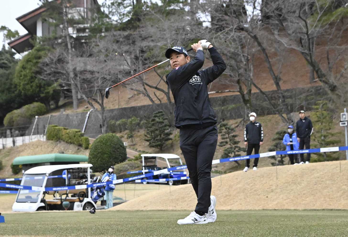 無観客で開幕した第３９回岐阜オープンクラシックで、ティーショットを放つ藤田寛之＝２６日午前７時１２分、各務原市須衛天狗谷、各務原カントリー倶楽部