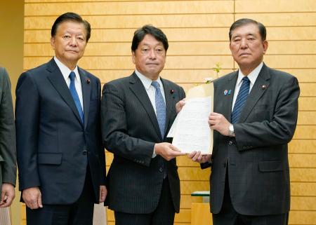 　自民党の小野寺政調会長（中央）から提言書を受け取る石破首相＝２２日午後、首相官邸