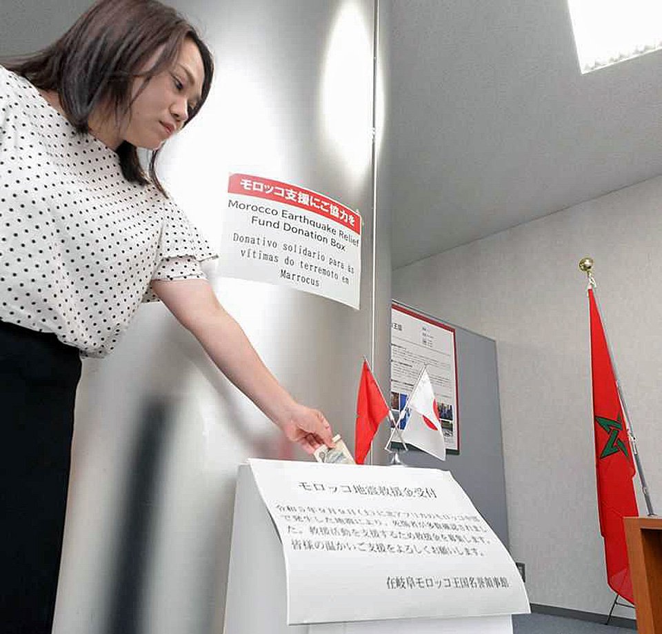 在岐阜モロッコ王国名誉領事館前に設置された救援金の募金箱＝美濃加茂市太田町、則竹ビル内