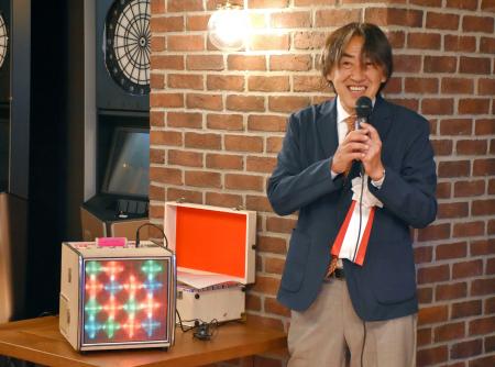 　ミュージックボックスを使った歌唱の実演＝１２日午前、東京都港区