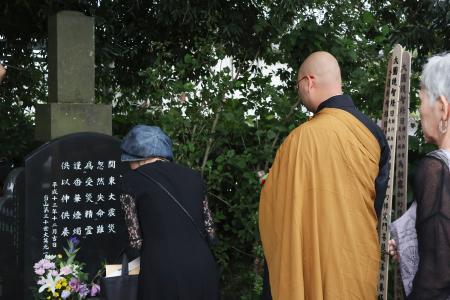 　慰霊碑の前で姜大興さんを追悼する参列者＝４日午後、さいたま市見沼区の常泉寺