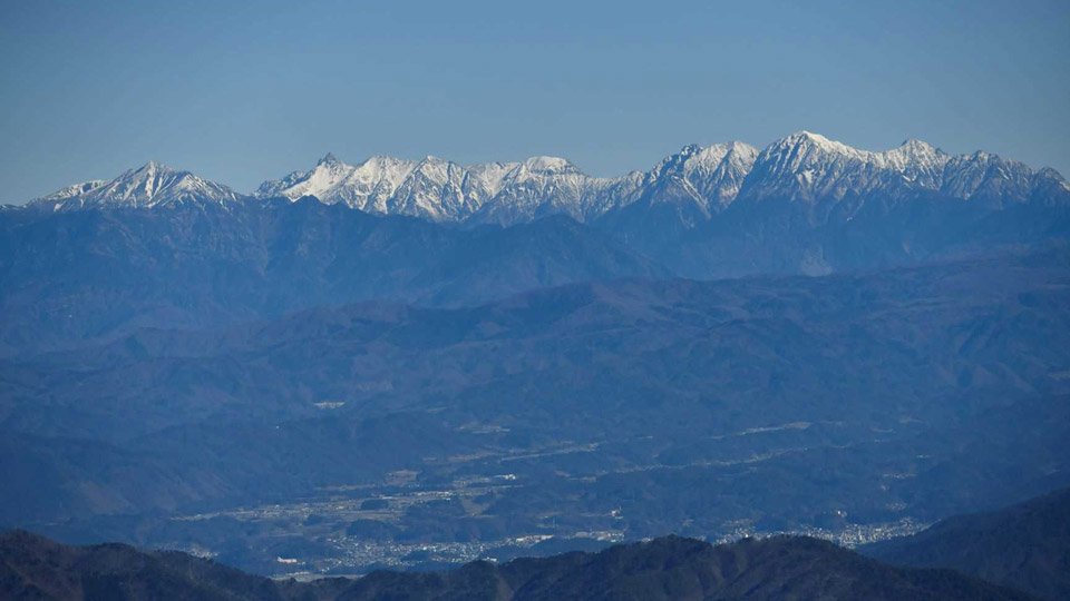 飛騨の名から命名された飛騨山脈。名だたる高峰が連なる＝高山市方面から望む