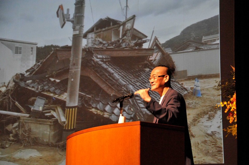 能登半島地震の被災地での支援を振り返りながら語る大棟耕介さん＝１７日午後１時４７分、岐阜市橋本町、じゅうろくプラザ