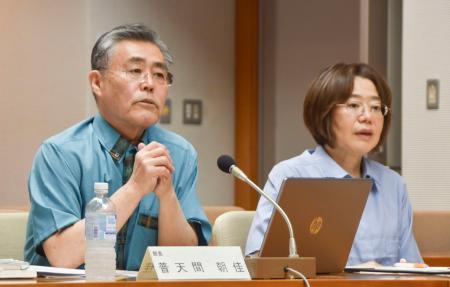 　沖縄県議会の議員勉強会で説明するひめゆり平和祈念資料館の普天間朝佳館長（左）＝１３日午後
