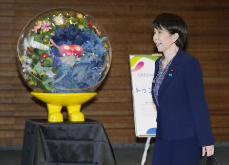 　首相官邸に置かれた国際園芸博覧会のマスコットキャラクター「トゥンクトゥンク」と高市首相＝２７日