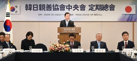 　２４日、ソウルで開かれた韓日親善協会中央会の総会であいさつする李丙ギ新会長（中央）（共同）