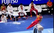 　男子予選　中国の鄒敬園のあん馬＝１８日、ロッテルダム（共同）