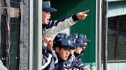 練習試合でベンチからナインを鼓舞する＝岐阜市長良福光、長良川球場