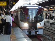 ＪＲ名古屋駅のホームに入線するＨＣ８５系の特急「ひだ」１号＝１日午前７時１１分、名古屋市中村区