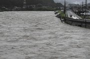 大雨で増水した飛騨川。右は国道４１号＝９日午後４時５５分、下呂市萩原町中呂（撮影・堀尚人）