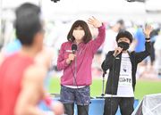 野口みずきさん（右）と共に出場者を出迎える高橋尚子さん＝岐阜市長良福光、長良川競技場