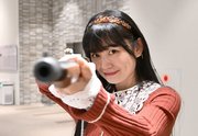 火縄銃を構える小栗さくらさん＝岐阜関ケ原古戦場記念館