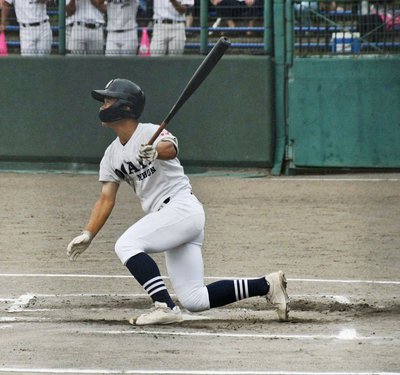 七回先頭で、勝ち越しの猛攻の口火を切る二塁打を放つ小栗快人