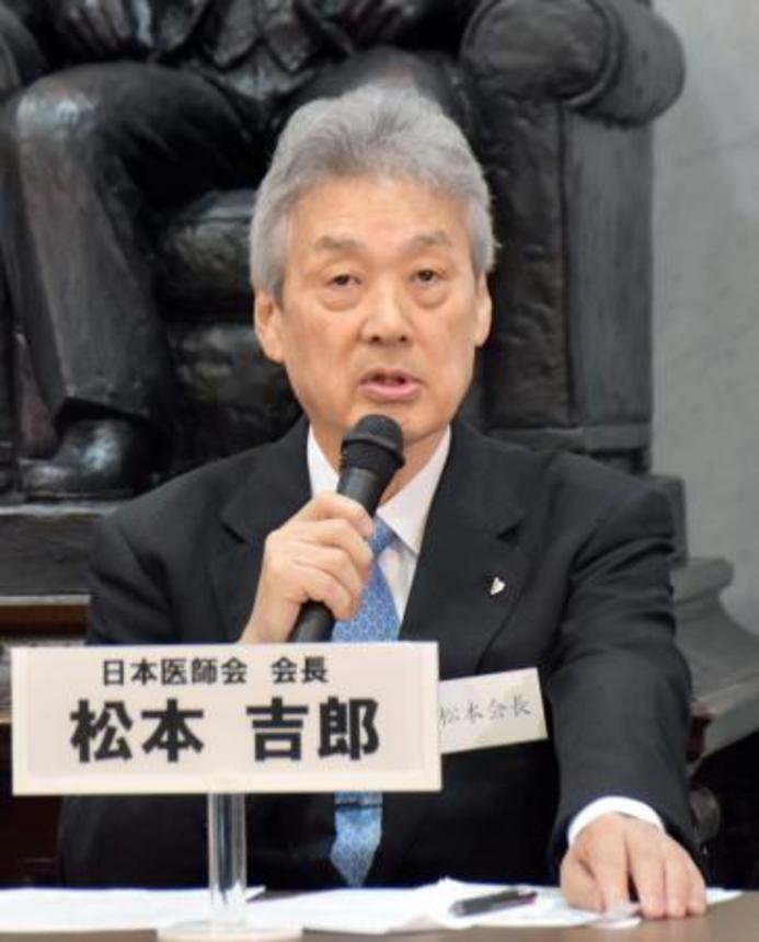 　日本医師会の会長選で３選が決まり、記者会見する松本吉郎会長＝２７日午前、東京都文京区