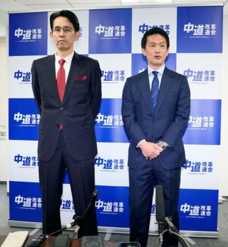 　報道陣の取材に応じる中道改革連合の階猛氏（左）と小川淳也氏＝１３日午前、東京・永田町の党本部