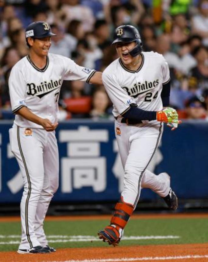 　６回、満塁本塁打を放ち、雄たけびを上げるオリックス・紅林（右）＝京セラドーム