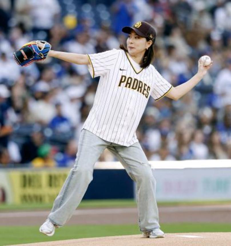 　パドレス―ドジャース戦で、始球式を務める石川佳純さん＝サンディエゴ（共同）