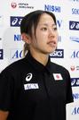 　女子８００メートルで５位となり、帰国後に取材に応じる久保凜＝１１日、成田空港