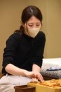 感想戦で対局を振り返る里見香奈女流王座＝６日午後６時３１分、岐阜市湊町、十八楼
