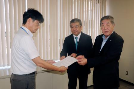 　「特区民泊」制度の廃止を求める要望書を大阪市の担当者（左）に提出する、大阪府内の旅館やホテルなどが加盟する団体＝２９日午後、大阪市福島区