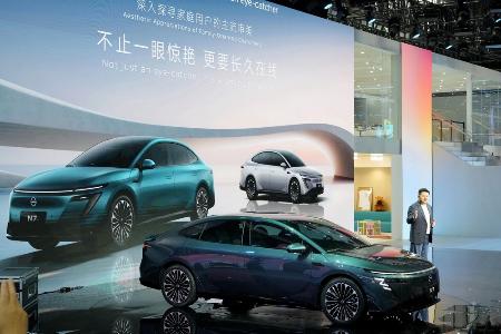 　広州国際モーターショーで日産自動車が披露した新型ＥＶセダン「Ｎ７」＝昨年１１月、中国広東省広州市
