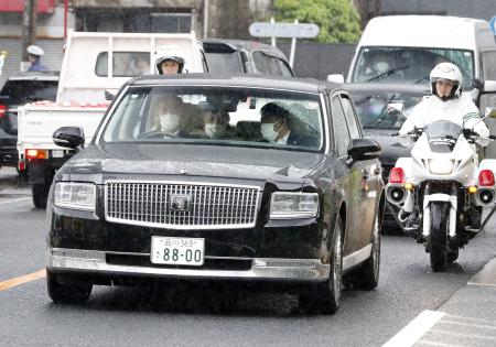 　精密な検査を受けるため、東大病院に向かわれる上皇さまを乗せた車。上皇后美智子さまも付き添われた＝６日午後、東京都文京区