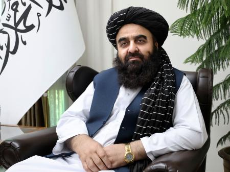 　カブールで共同通信と単独会見するアフガニスタンのタリバン暫定政権のムッタキ外相（共同）
