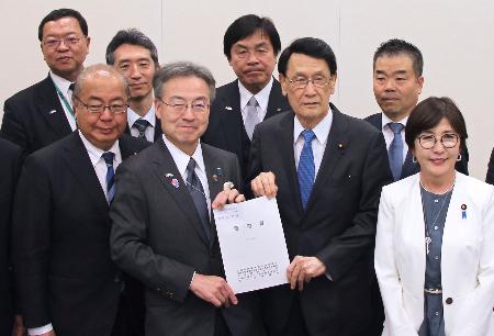 　北陸新幹線敦賀―新大阪の早期開業を求める要望書を与党に提出する、建設促進同盟会会長の杉本達治福井県知事（中央左）＝１２日午後、国会
