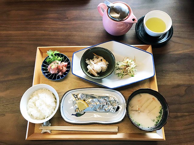 土岐市の器に焼津市の食材などが盛り付けられたランチ
