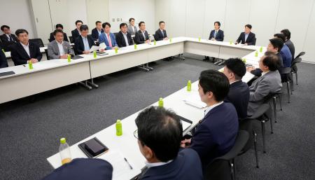 　「給付付き税額控除」の制度設計を議論した社会保障国民会議の実務者会議＝１３日午後、国会